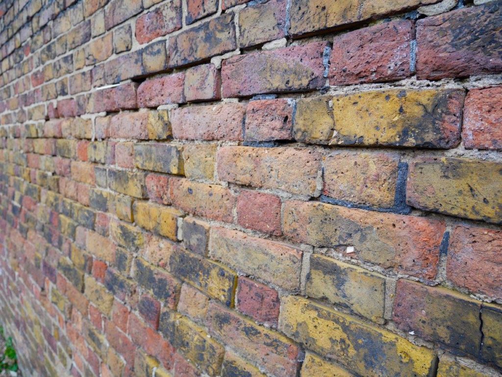 Bent wall near Syon park