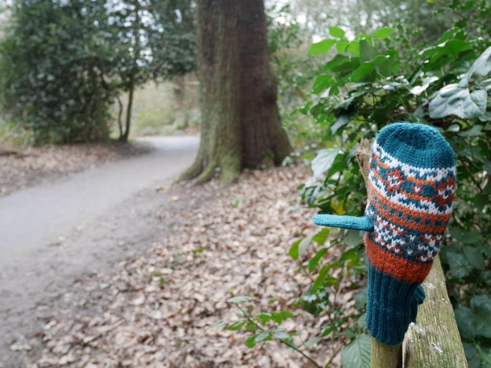Glove lost on the capital ring