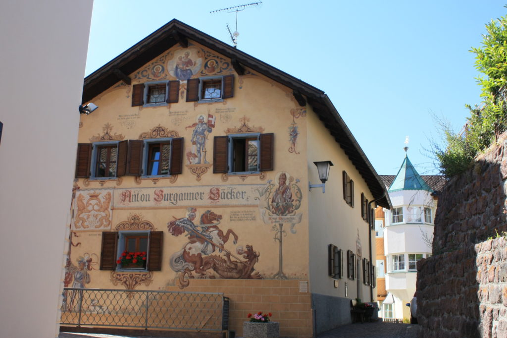 There are some beautifully painted buildings in Kastelruth