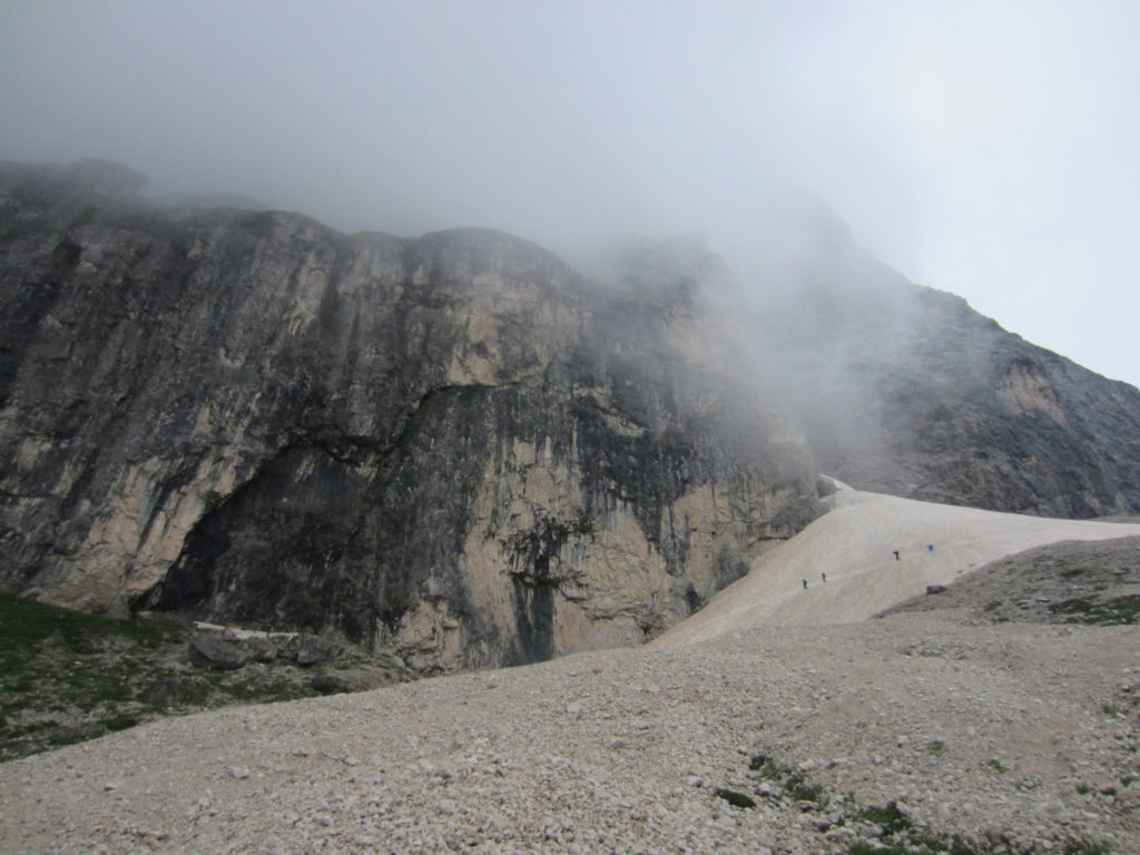 Look at those amazing cliffs!