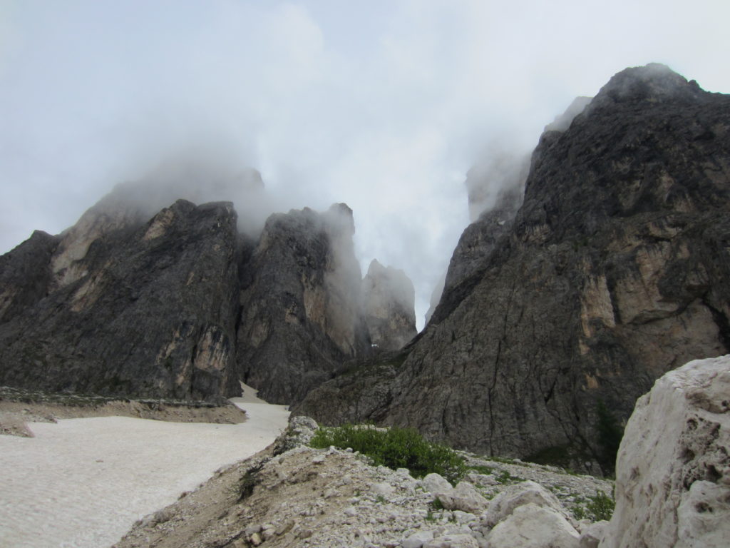 Snow near the pass through Sasplat /Plattkofel