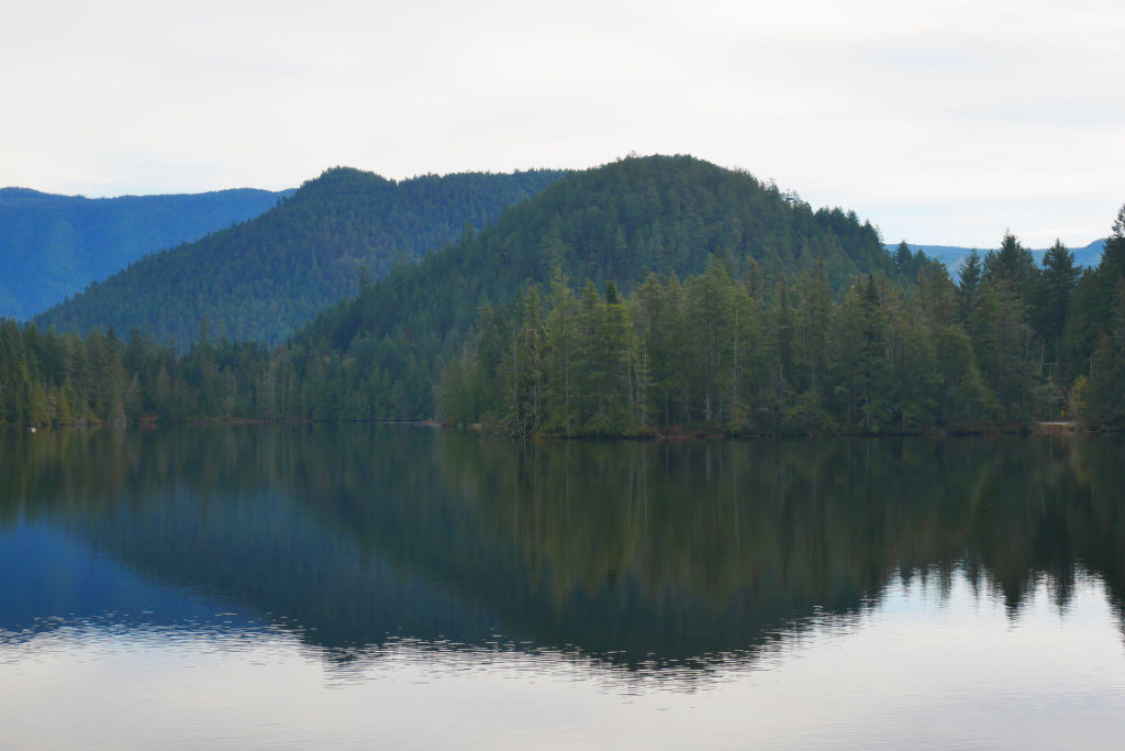 Hotel Lake with the view of Mount Daniel