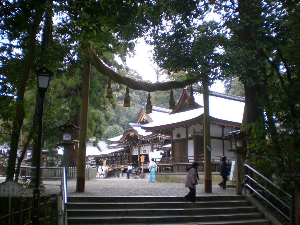 Omiwa jingu through the torii gate