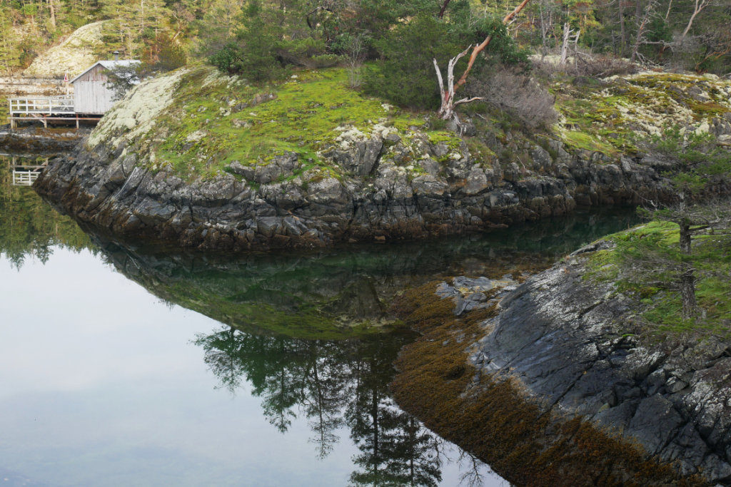 pretty waters in smugglers cove