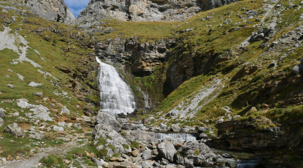 Cascada Cola de Caballo waterfalls
