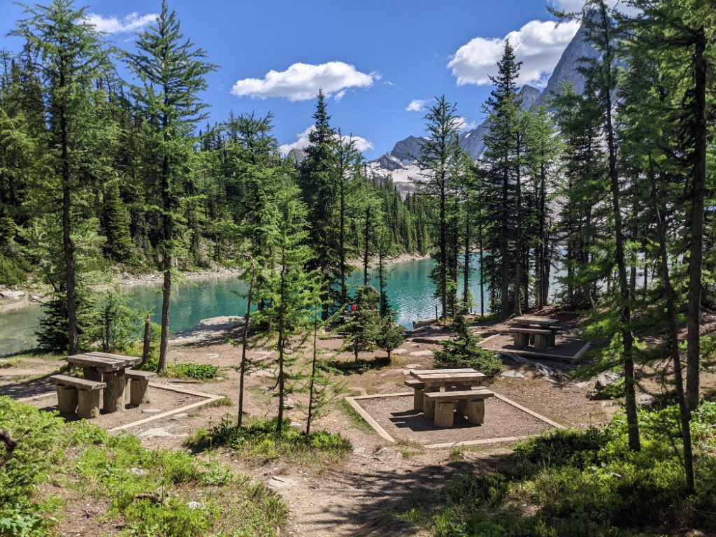 Gorgeous picnic area at Floe Lake