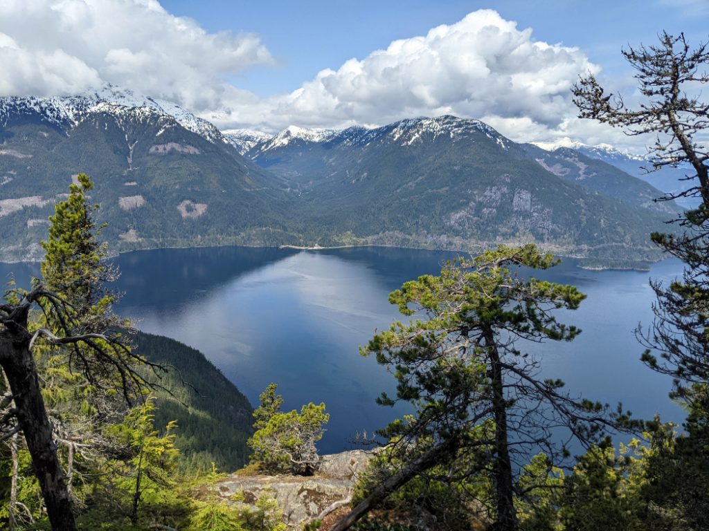 Gorgeous views through the trees - Leading Peak